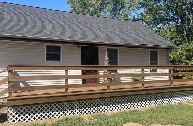Cozy 1-bedroom home near Circleville, Walking distance to Hargus Lake.