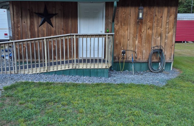 Cozy 1 bedroom with bunk beds cabin in gorgeous Summersville with AC and heating