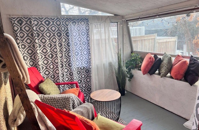 "COZY" 1BR and 1 BATH Suite in Bankview