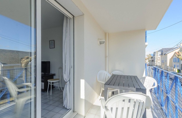 Cozy 1BR Apartment with Balcony, 50m from Beach, Near Shops & WiFi