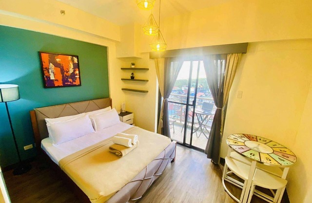 Cozy 1BR Condo w/Balcony, 25MBPS Wifi, Disney+, Kitchen, Pet Friendly