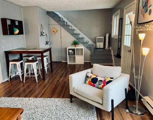 Cozy 2-BDRM, Mid Floor, Backyard