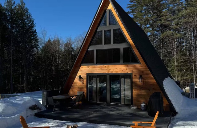 Cozy 2-bedroom A Frame chalet in delightful Danbury NH with WiFi and AC