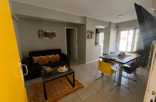 Cozy 2-bedroom apartment with parking free, WIFI and AC