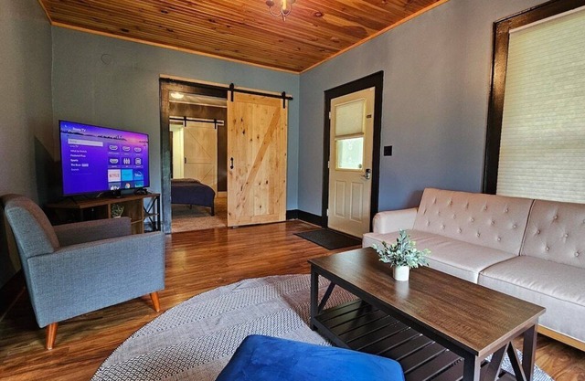 Cozy 2 Bedroom Apartment!