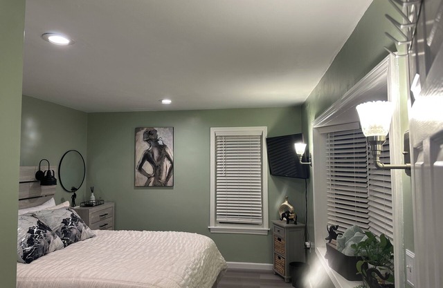 Cozy 2-bedroom apartment in charming Boston with WiFi, AC. Commuter train