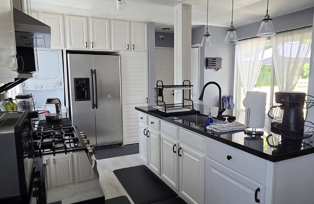 Cozy 2-bedroom condo with WiFi, AC in lovely Lake Forest.