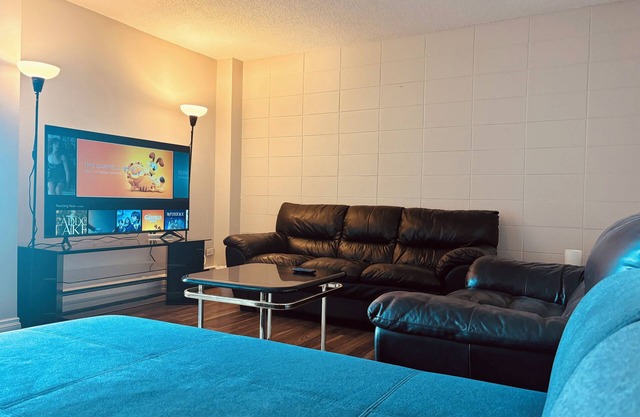 Cozy 2 Bedroom Condo with Parking