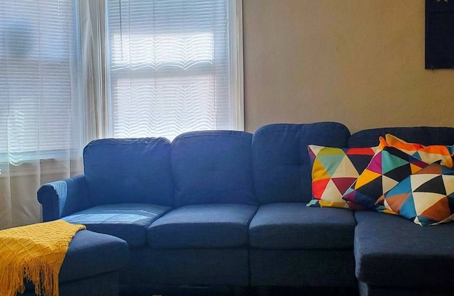 Cozy 2 Bedroom Home (Pet Friendly)