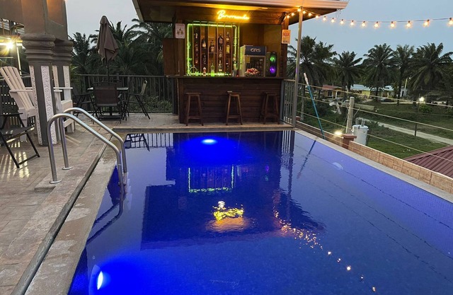 Cozy 2-bedroom hotel with AC and WiFi in delightful Tela