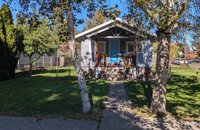 Cozy 2-bedroom house across from city park - 5 blocks to U of P with WiFi.
