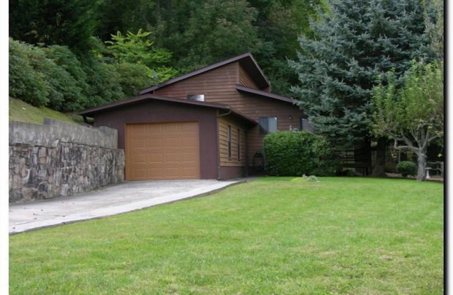 Cozy 2 Bedroom Perched at 3600', Great View, Paved Access, Garage, WIFI