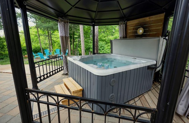 Cozy 2 bedroom Rancher near Marina w/ HOT TUB!