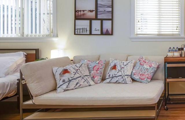 Cozy 2 Beds spacious rooms-Private entrance-Ground level, Close to transit