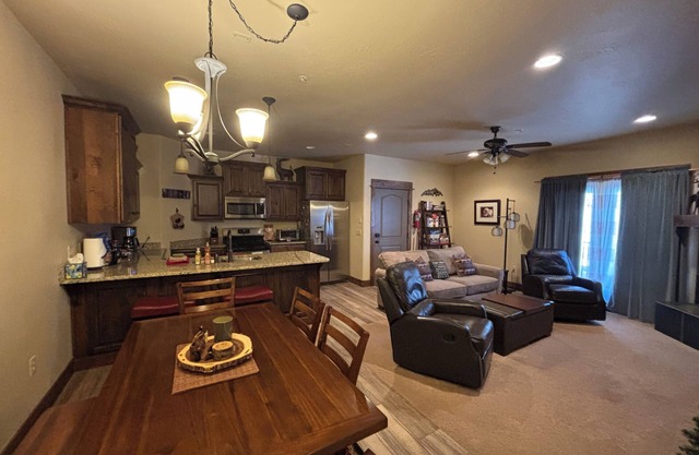 Cozy 2 br 2 ba, attached 2 car garage, sleeps 5
