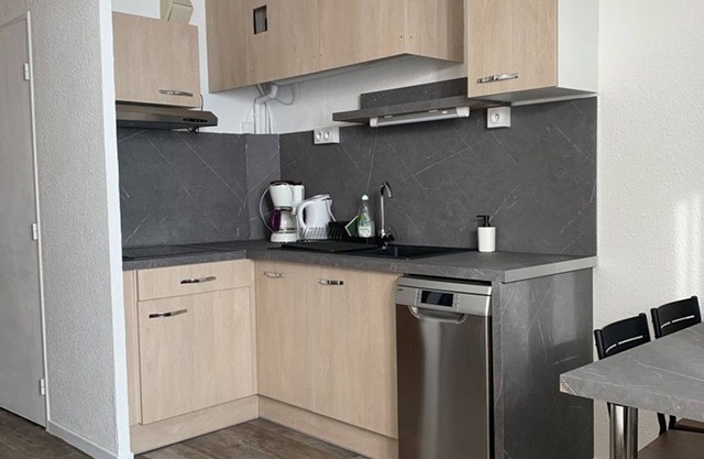 Cozy 2-Room Apartment for 4 in L'Alpe d'Huez, South-Facing Balcony, Pets Welcome