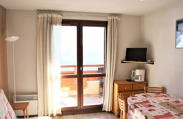 Cozy 2-room cabin apt, 4 ppl, 400m from slopes, parking included