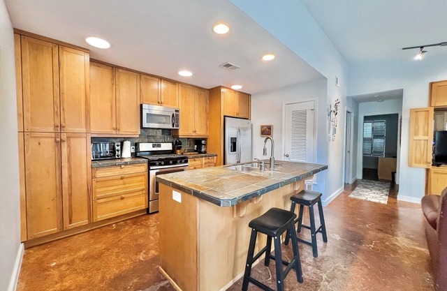 Cozy 2bd/1br Apt mins Away From Downtown