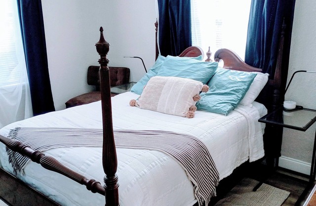 Cozy 2BR/1BA near Beaches, Downtown, and Jacksonville Zoo (discounts available)