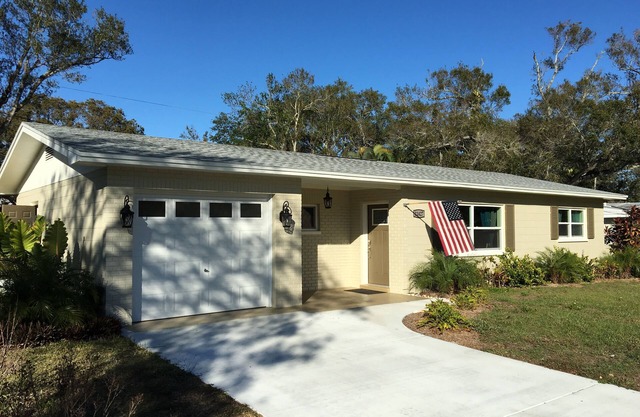 Cozy 2BR/2BR, pool, jacuzzi, 10 minutes to beaches