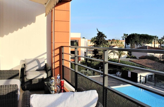 Cozy 2BR APT with Terrace, Pool & Parking - Steps from Beach & Station
