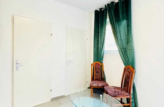Cozy 2BR Apt Sleeps 6 Direct City Access