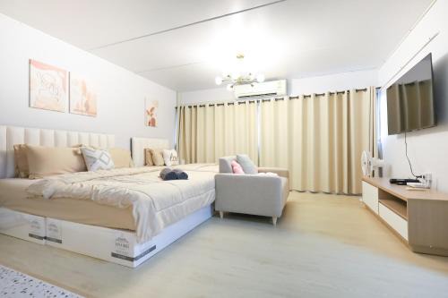 Cozy 2BR Near Impact Arena, LTAT- WiFi Washer near DMK at C2