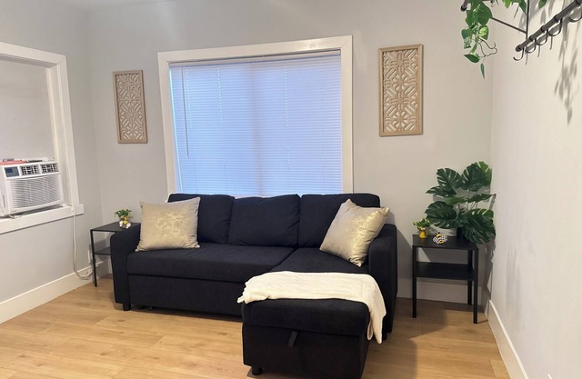Cozy 2BR retreat in Los Angeles near shops, dining, and local attractions