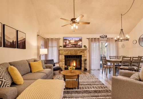 Cozy 2BR Townhouse with Mountain Views & BBQ