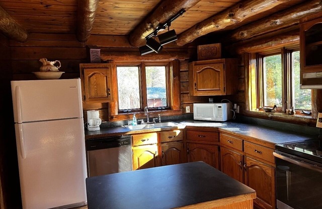 Cozy 3 Bedroom Cabin in a Quiet Setting