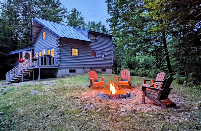 Cozy 3-bedroom Cabin in gorgeous White Mountains with WiFi, AC