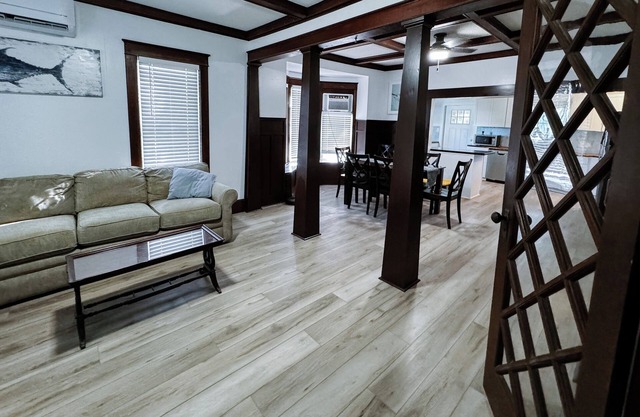 Cozy 3-bedroom house central to Rockport & Port Aransas with WiFi, AC, Fire pit