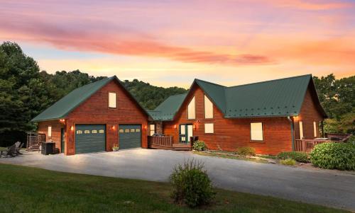 Cozy 3BR Bloff Hytte with Mountain Views and BBQ