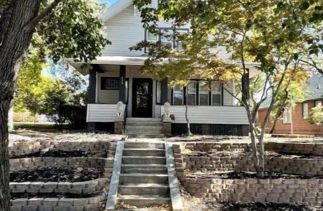 Cozy 4-bedroom home walking distance to Blackstone