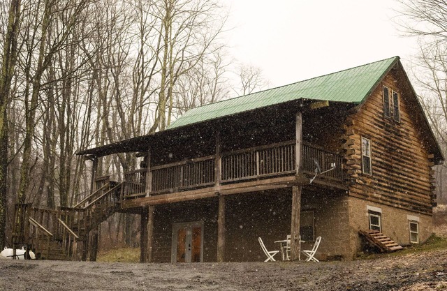 Cozy 4 Bedroom Log Cabin Getaway near Snowshoe, West Virginia With Hot Tub