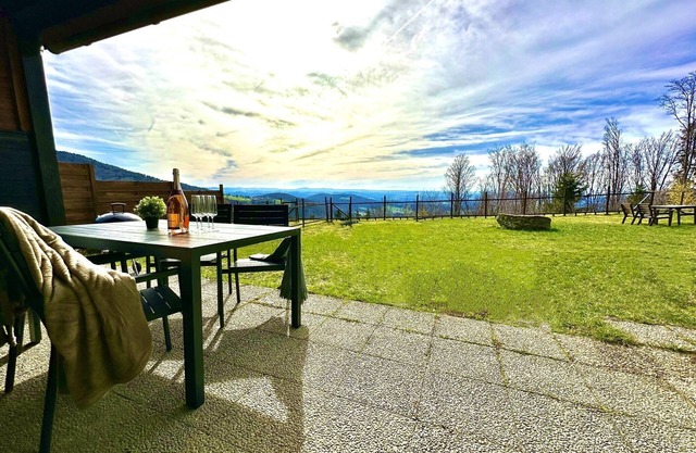 COZY Alpine-view Mountain BUNGALOW + BIG Garden + NETFLIX!