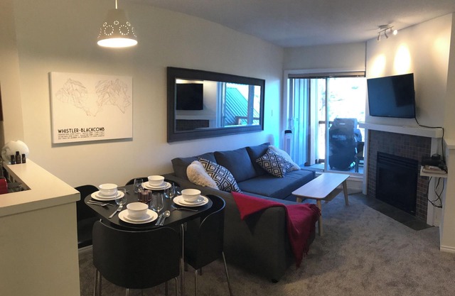 Cozy and Bright 1BR Townhouse with big, open deck. Free parking