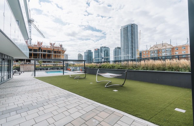 Cozy and bright condo in heart of Mississauga