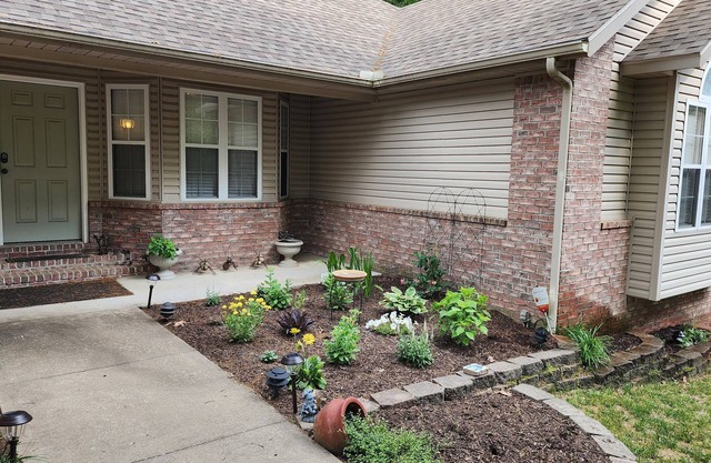 Cozy and Clean! Quiet Cul de sac, Screened Porch, Attached Garage, and Fire Pit!