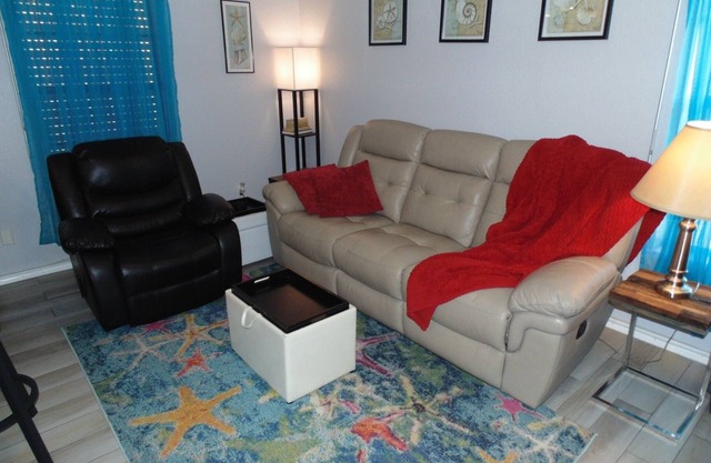 Cozy and comfortable Mid-Island Condo with "Keyless" Entry and Free WiFi