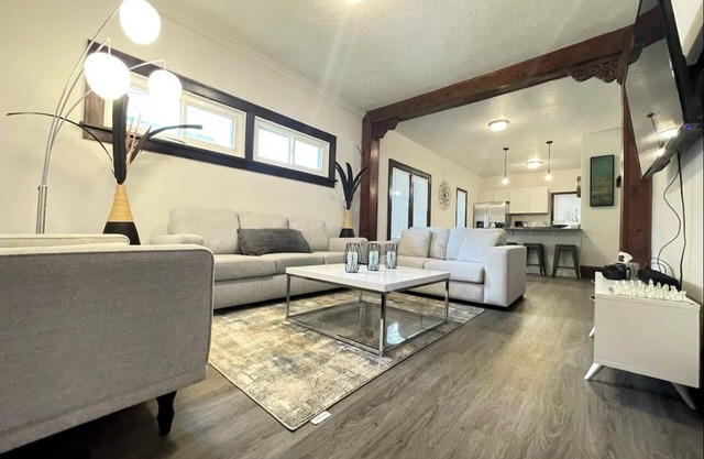 Cozy and Modern 4 bedroom 1 Bathroom McKinley Homenn