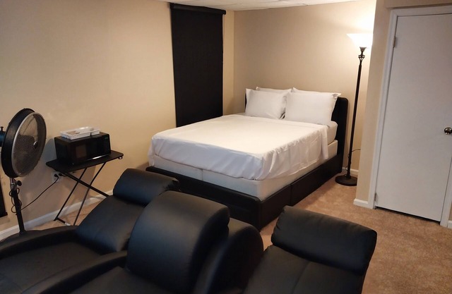 Cozy and peaceful BASEMENT in a house, close to different restaurants and a park