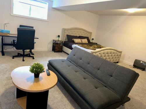 Cozy and Spacious Suite - Private Ensuit Bath - King Bed - Ultra Fast Wifi - Free Parking - Smart TV