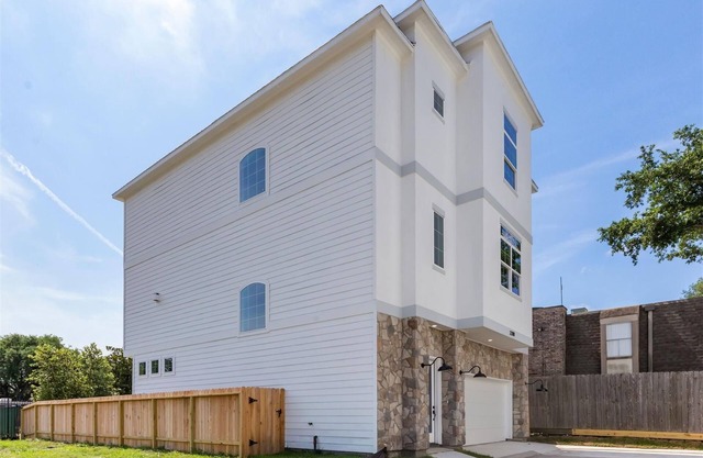 Cozy and Welcoming Home with 4 bedrms, 4 bathrms