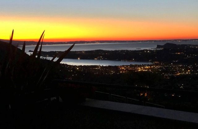 Cozy apartment with large terrace overlooking the lake 5min from Salò