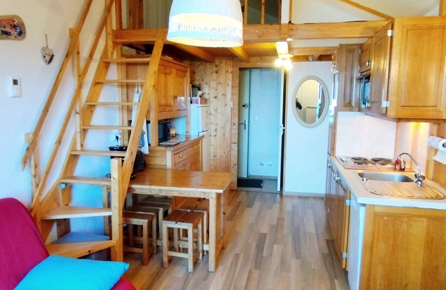 Cozy apartment for 4-6 with balcony near slopes, TV, elevator and ski locker