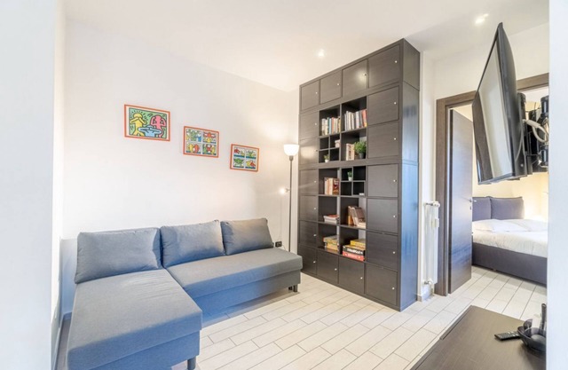 Cozy apartment equipped with every comfort that can accommodate up to 4 people. The house is located in the Lingotto district, just a 15-minute walk from the station of the same name and from the Fiera, and is nearby Piazza Bengasi with the new undergrou