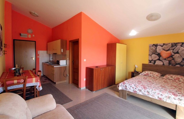 Cozy apartment for two person near the sea