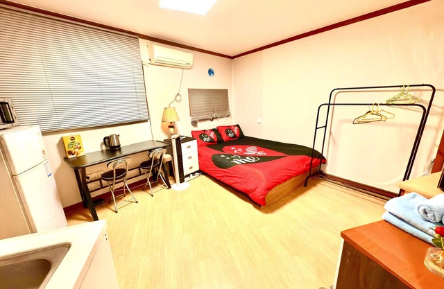 Cozy apartment in enchanting Seoul with AC, WiFi, heating, Kitched, TV, etc