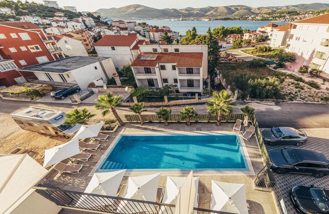 Cozy apartment in Okrug Gornji